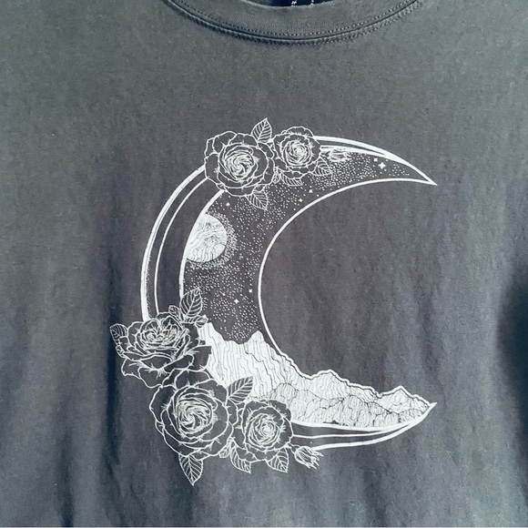 Forever 21 Women's Gray & White Moon Graphic Cropped Short Sleeve T Shirt Small - Picture 3 of 10